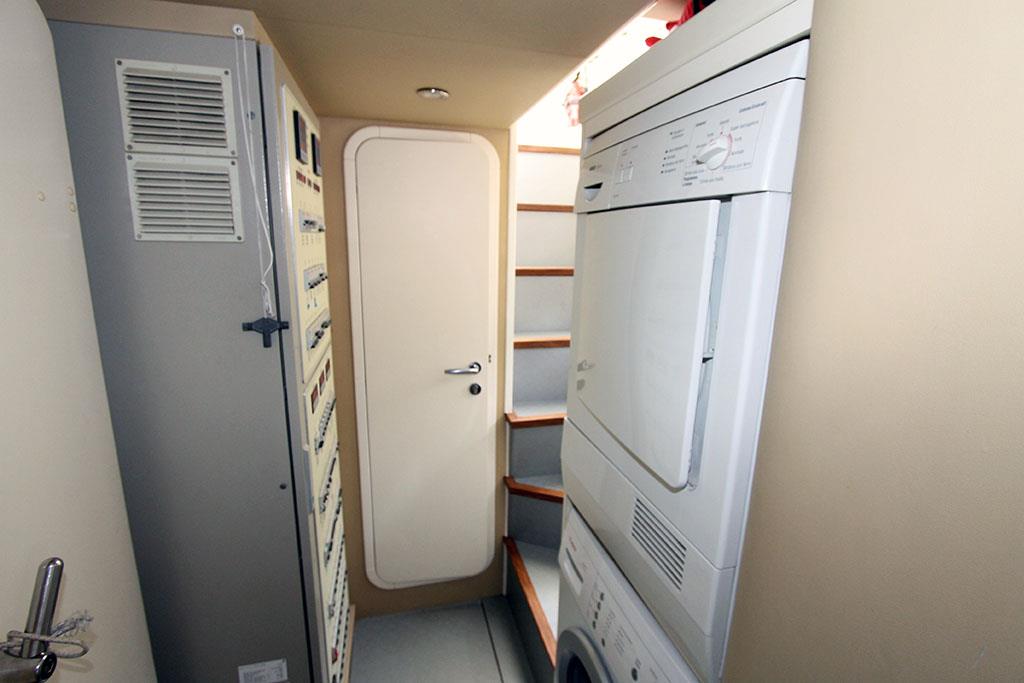 2005 FERRETTI YACHTS 731 